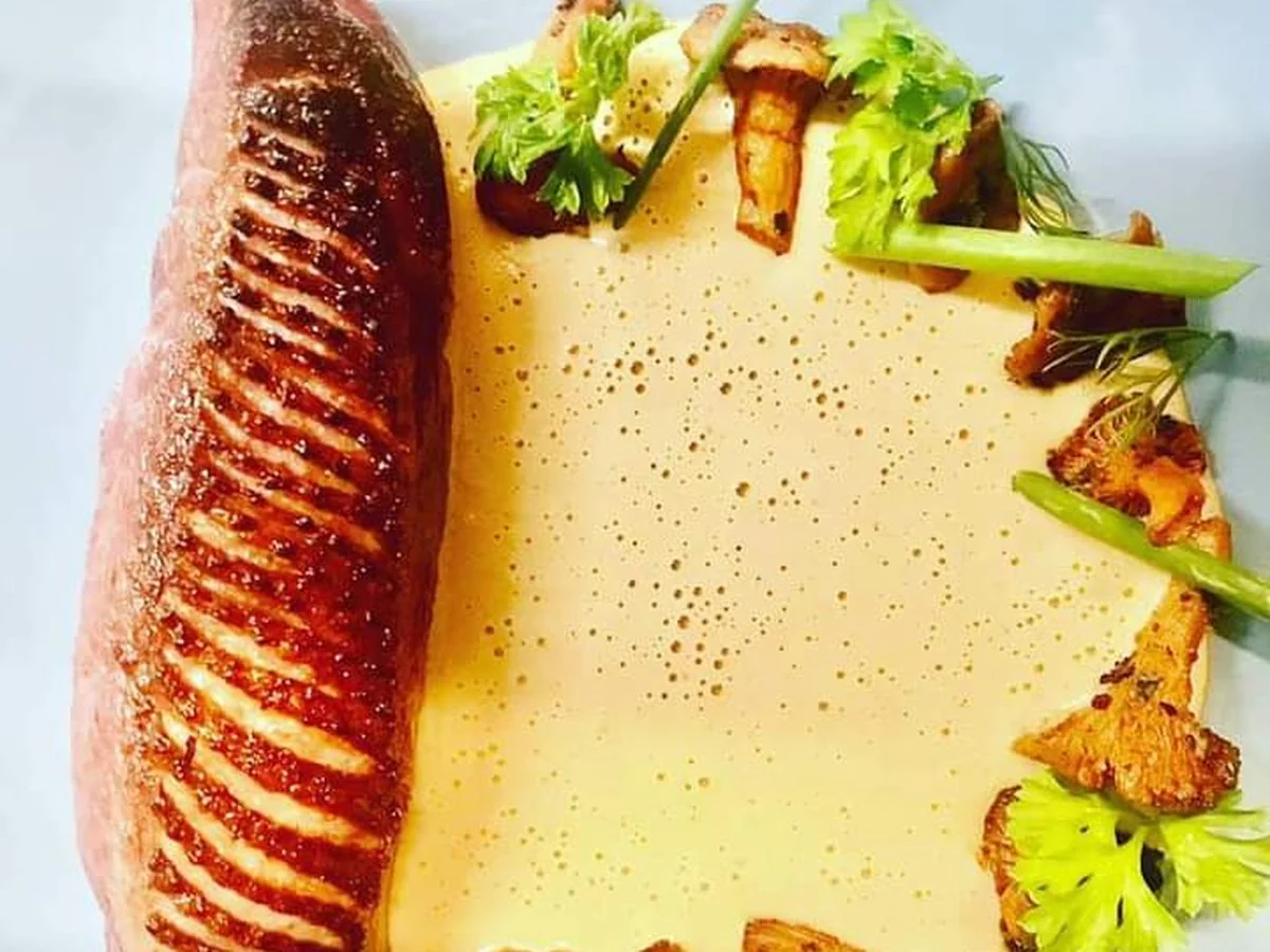 Magret de canard roti, girolles, asperges et emulsion cremeuse