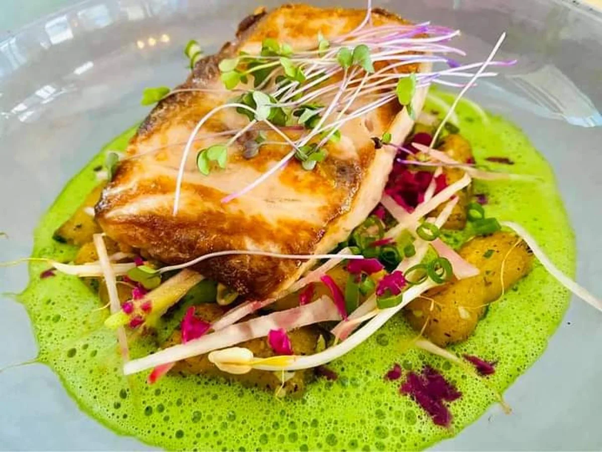 Poisson du jour snacke cote peau sur emulsion d'herbes et jeunes pousses