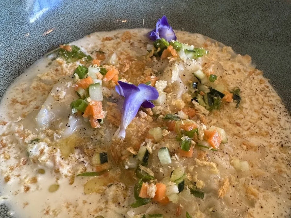 Risotto aux champignons, riz cremeux, herbes et fleurs comestibles